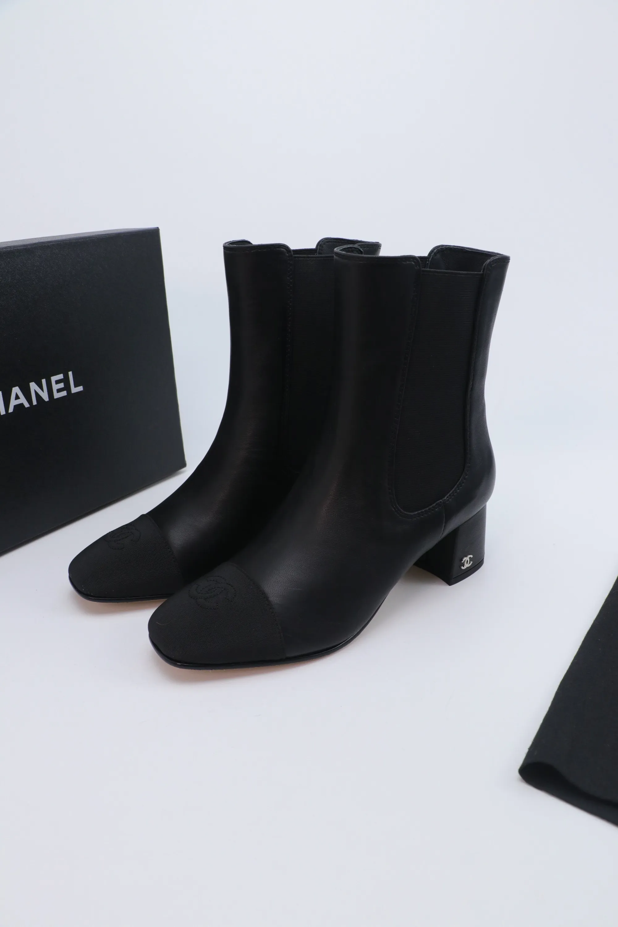P720 Chanel 25A Advanced Handicraft Workshop Series Boots New model is on sale first 🆕 This autumn and winter must-have item Original development Private model hardware Genuine leather outsole Cowhide upper Sheepskin lining Size: 35-39 Other sizes are determined